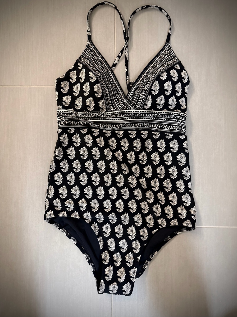 Vineyard Vines Black & White Floral-Print One-Piece Swimsuit